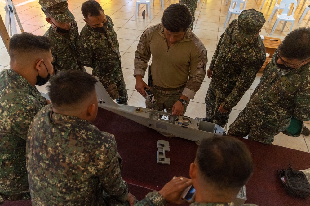 Marine Raiders with SOTF 511.2 provide SUAS training to AFP