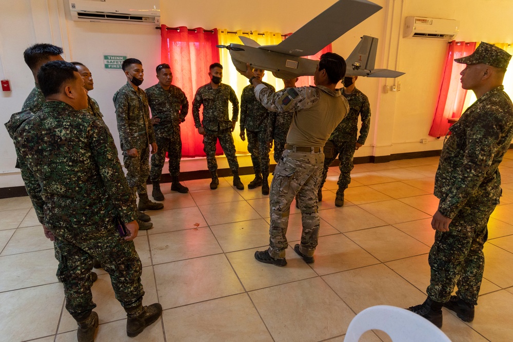 Marine Raiders with SOTF 511.2 provide SUAS training to AFP