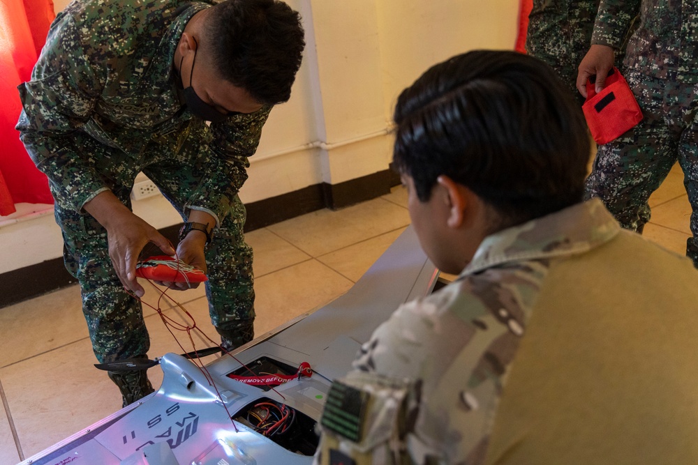 Marine Raiders with SOTF 511.2 provide SUAS training to AFP