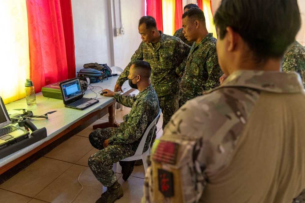 Marine Raiders with SOTF 511.2 provide SUAS training to AFP