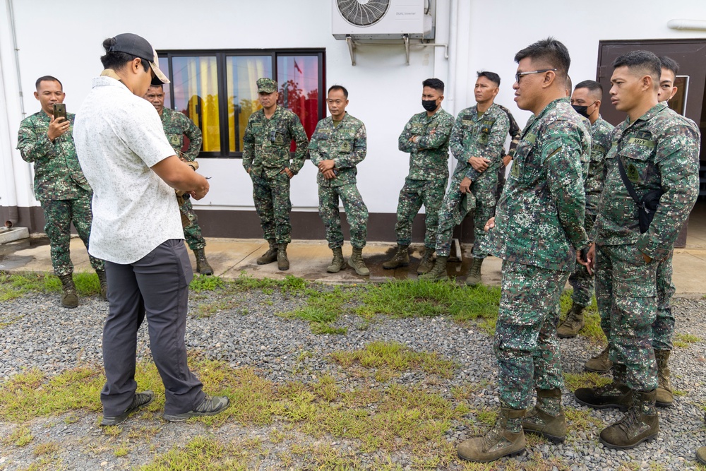 A Marine Raider with SOTF 511.2 provides SUAS training to AFP