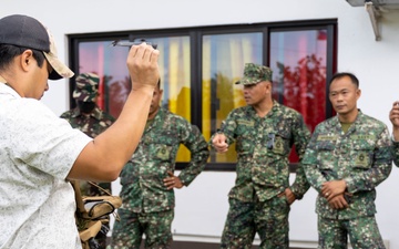 A Marine Raider with SOTF 511.2 provides SUAS training to AFP