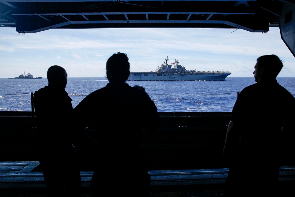 Ships sail in formation during Valiant Shield 2022