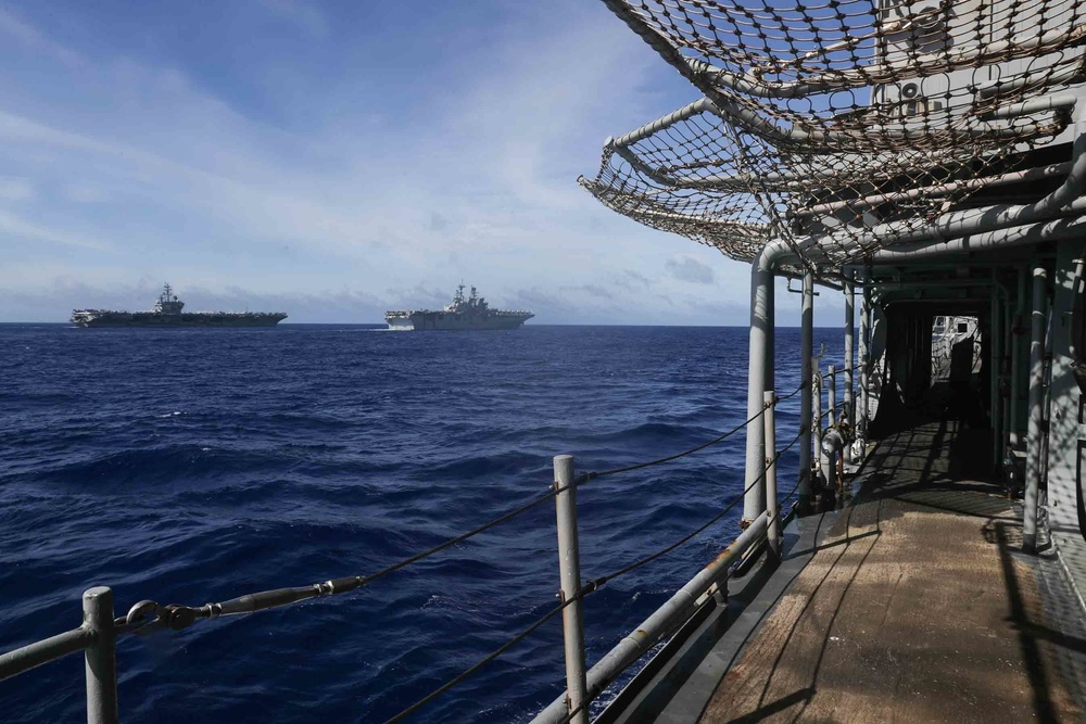 Ships sail in formation during Valiant Shield 2022
