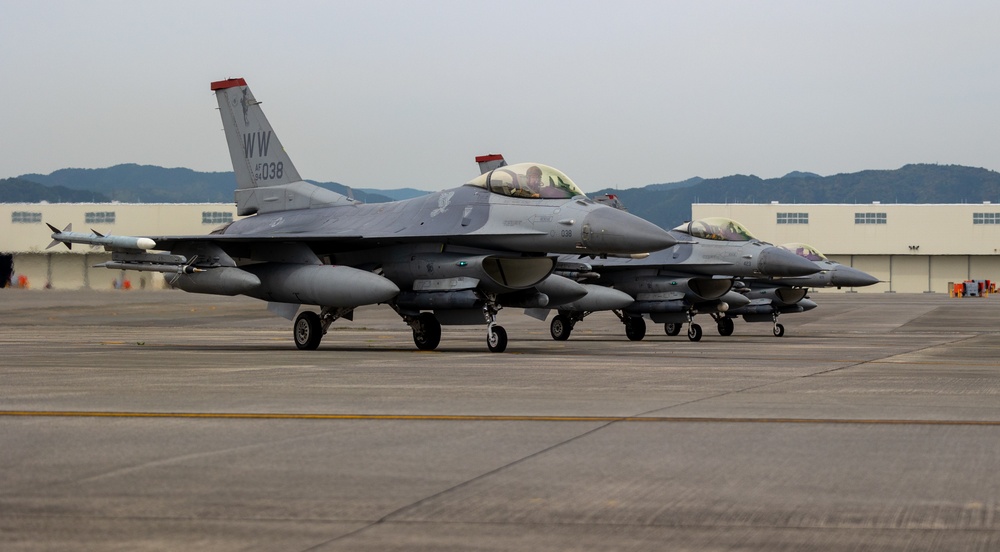 MWSS-171 F-16 Joint Refueling