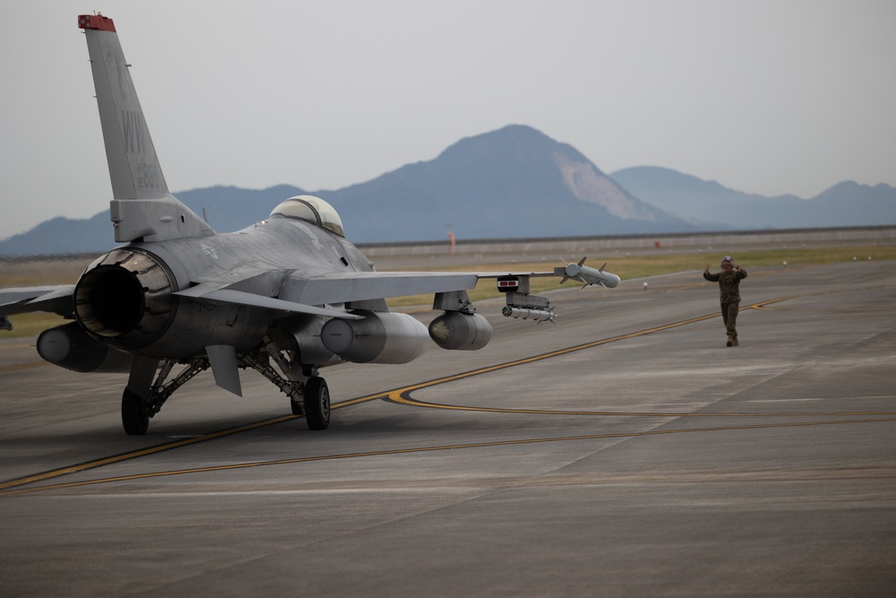 MWSS-171 F-16 Joint Refueling