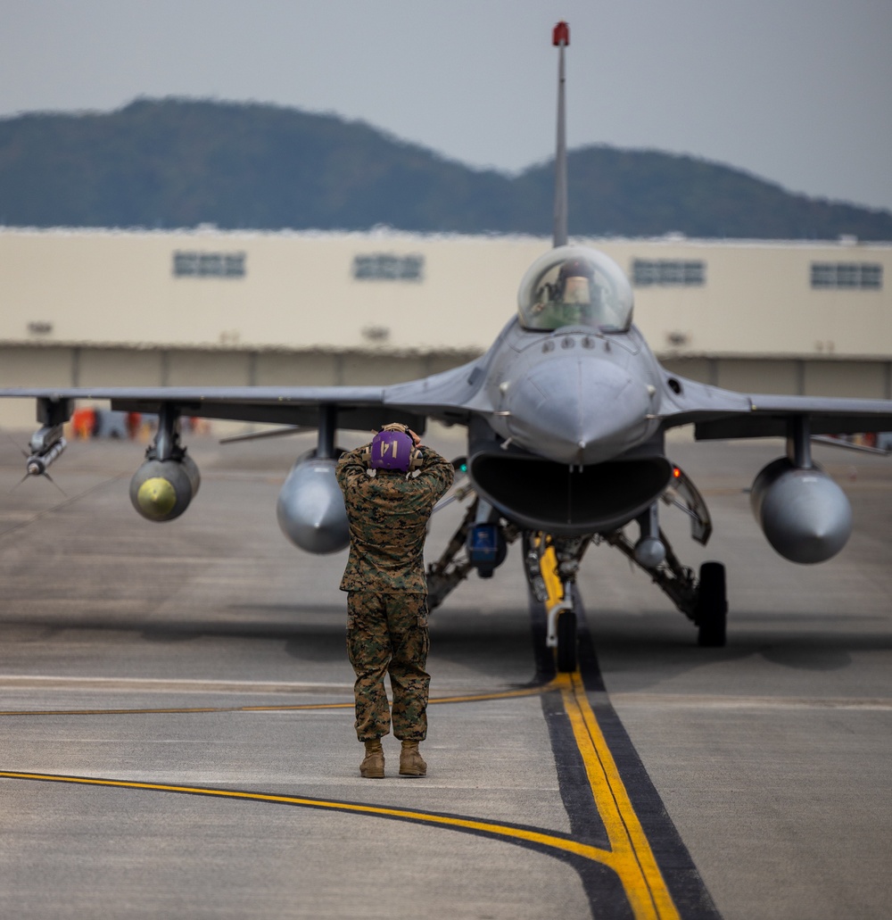 MWSS-171 F-16 Joint Refueling