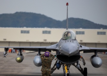 MWSS-171 F-16 Joint Refueling