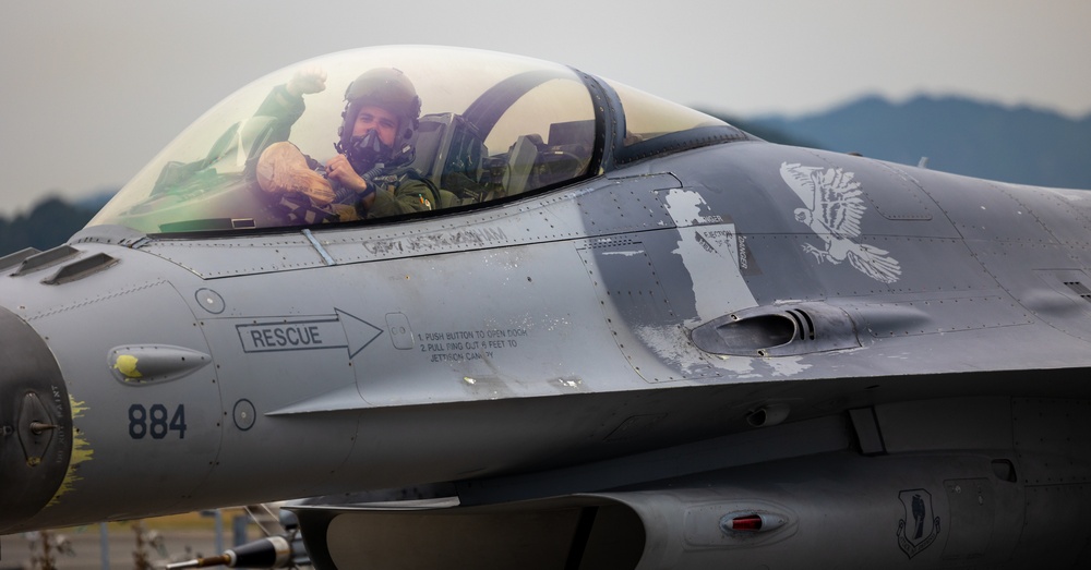MWSS-171 F-16 Joint Refueling