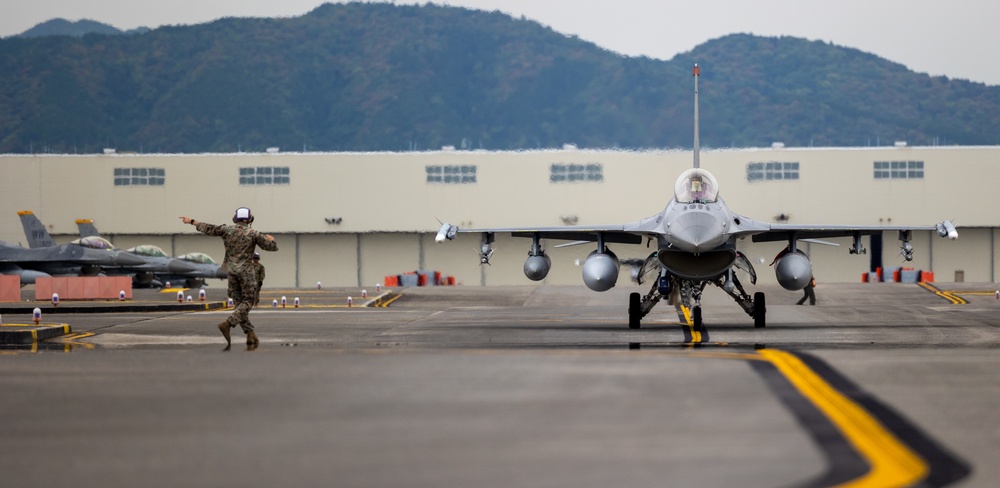 MWSS-171 F-16 Joint Refueling