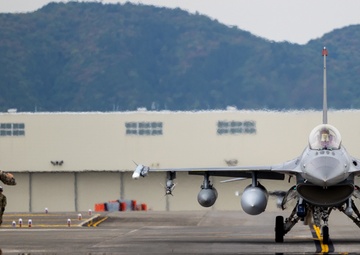 MWSS-171 F-16 Joint Refueling