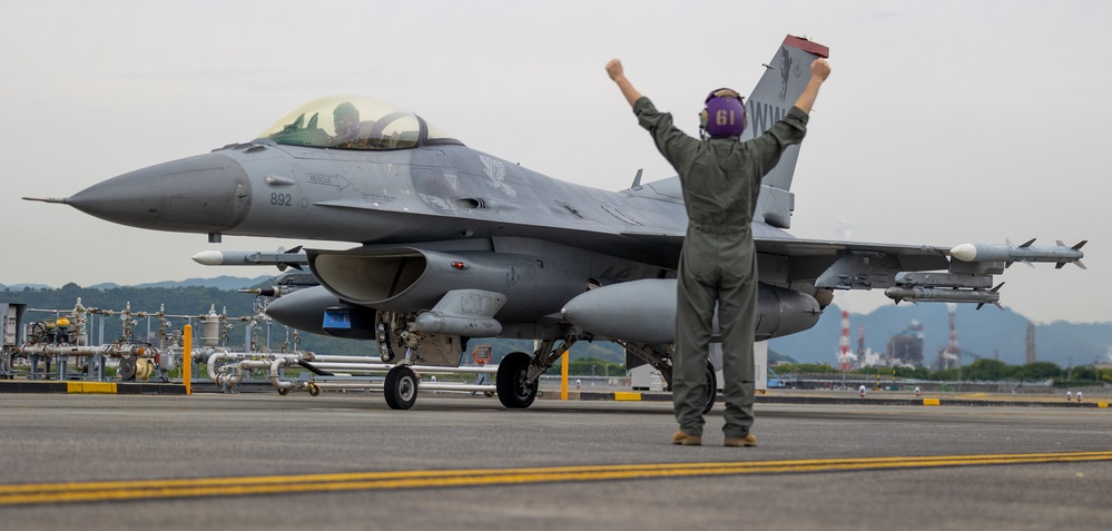 MWSS-171 F-16 Joint Refueling