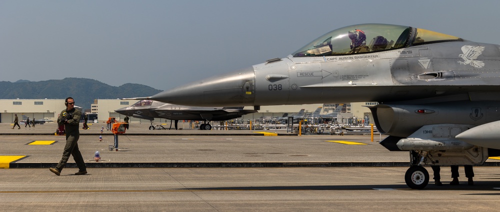 MWSS-171 F-16 Joint Refueling