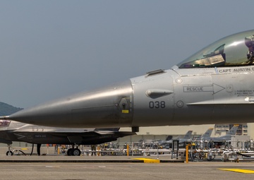 MWSS-171 F-16 Joint Refueling