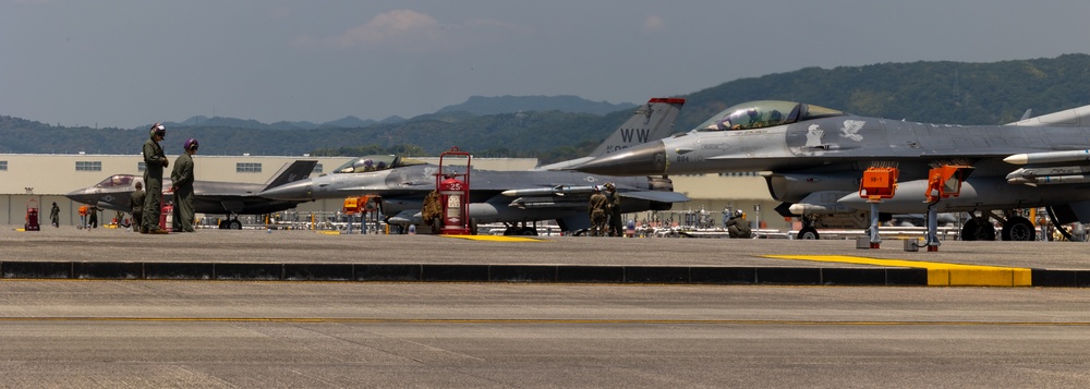 MWSS-171 F-16 Joint Refueling