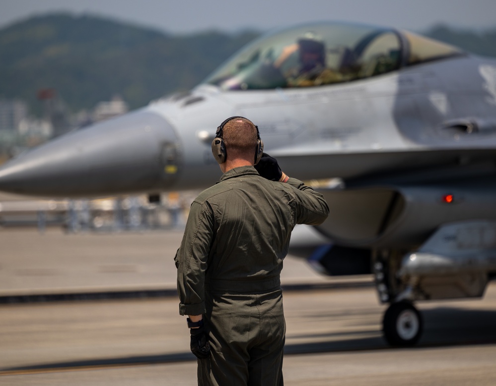 MWSS-171 F-16 Joint Refueling