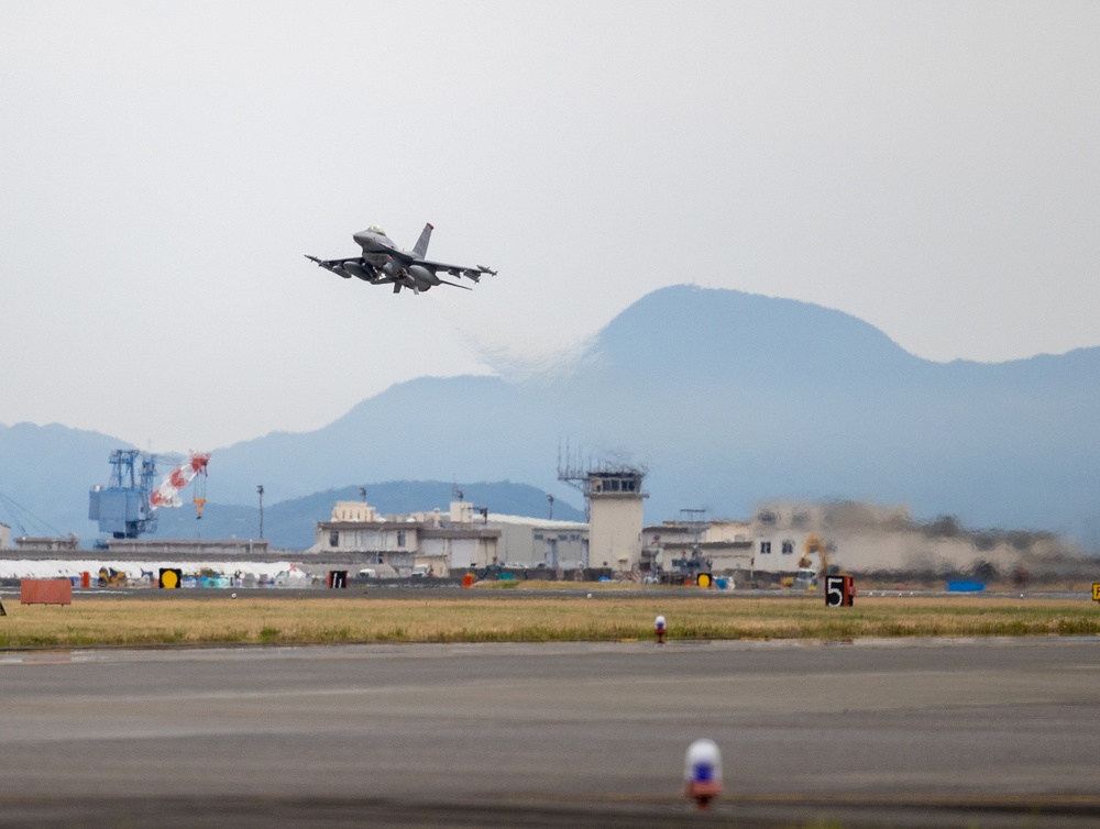 MWSS-171 F-16 Joint Refueling