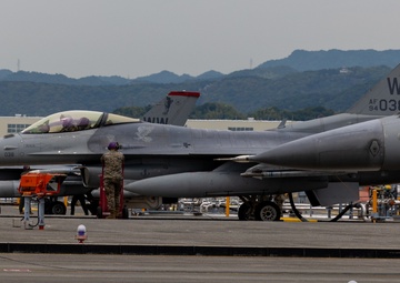 MWSS-171 F-16 Joint Refueling