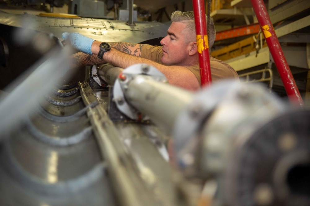 USS Jason Dunham (DDG 109) Conducts Sea Hawk Maintenance