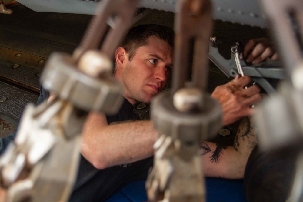 USS Jason Dunham (DDG 109) Conducts Sea Hawk Maintenance