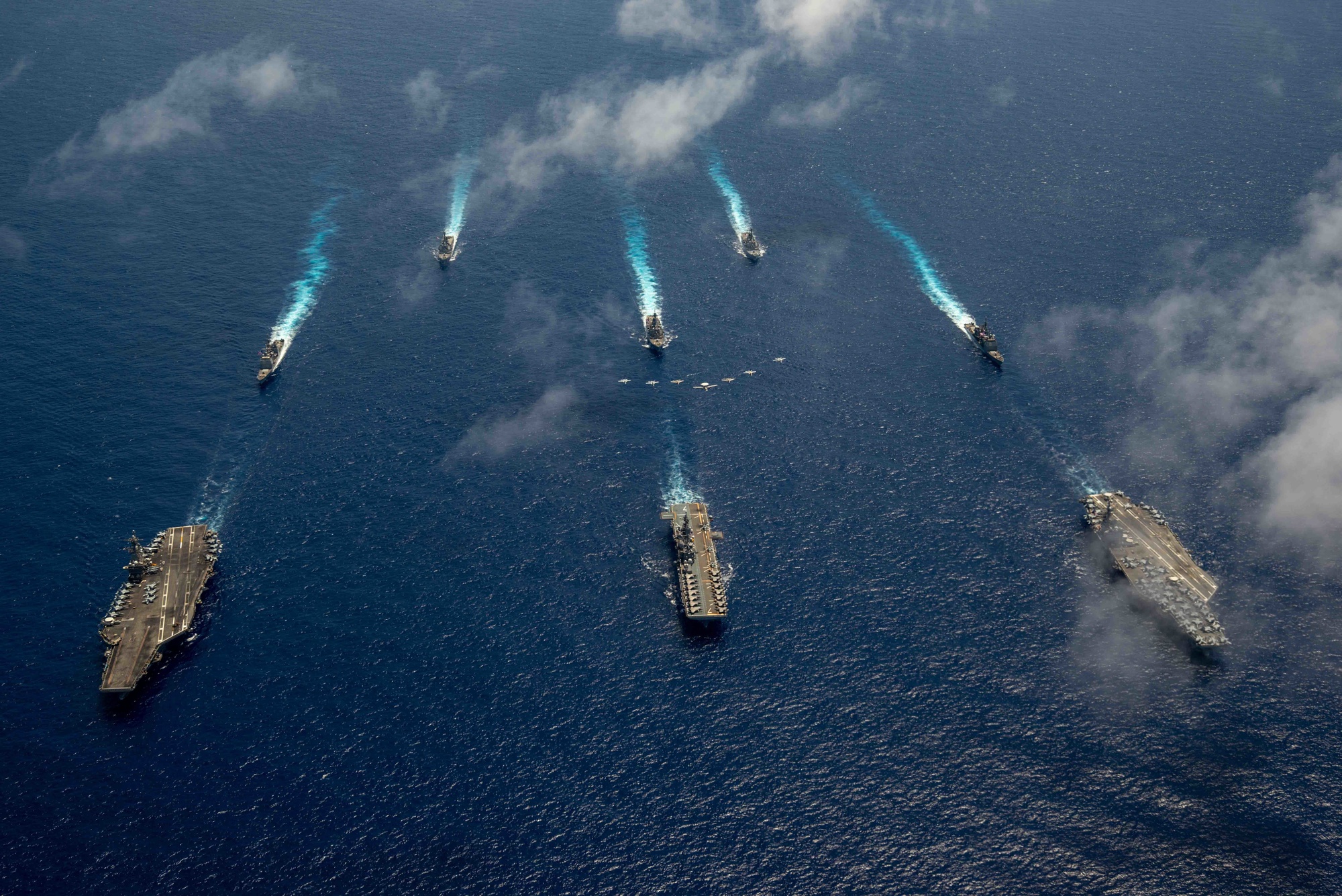 DVIDS - Images - USS Ronald Reagan (CVN 76) Carrier Strike Group conducts  formation sailing with USS Abraham Lincoln (CVN 72) carrier strike group  [Image 5 of 12]