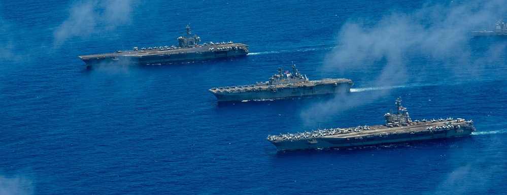 USS Ronald Reagan (CVN 76) Carrier Strike Group conducts formation sailing with USS Abraham Lincoln (CVN 72) carrier strike group