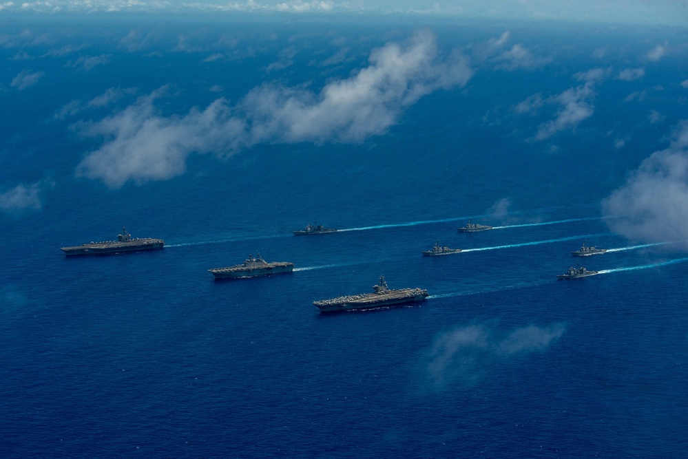 USS Ronald Reagan (CVN 76) Carrier Strike Group conducts formation sailing with USS Abraham Lincoln (CVN 72) carrier strike group