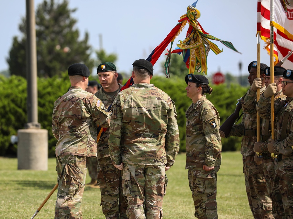 Lt. Col. Matthew Crawford relinquishes command to Lt. Col. Benjamin Everett