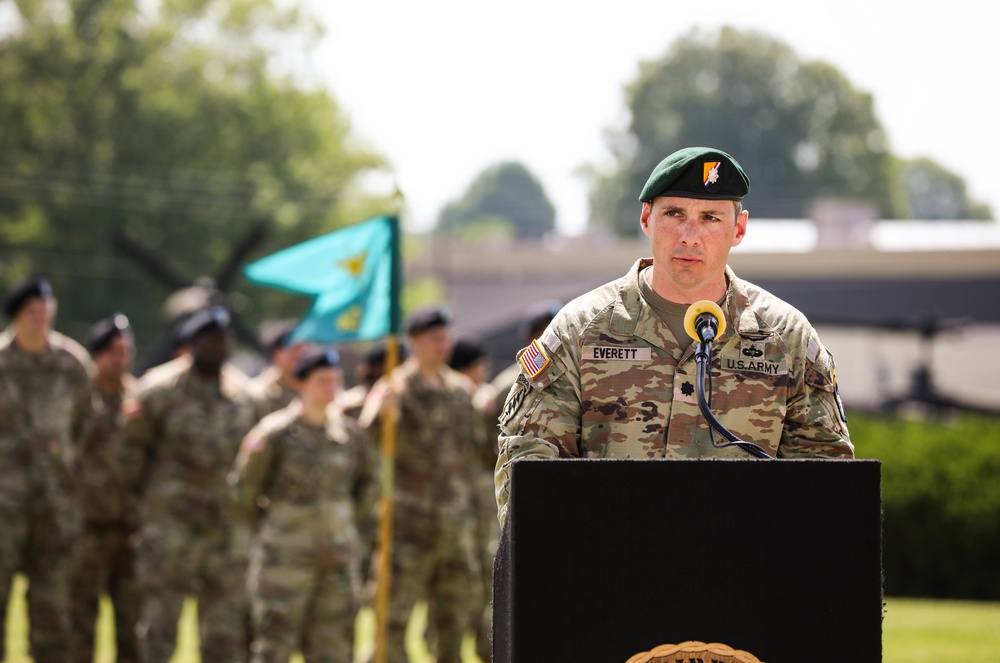 Lt. Col. Matthew Crawford relinquishes command to Lt. Col. Benjamin Everett