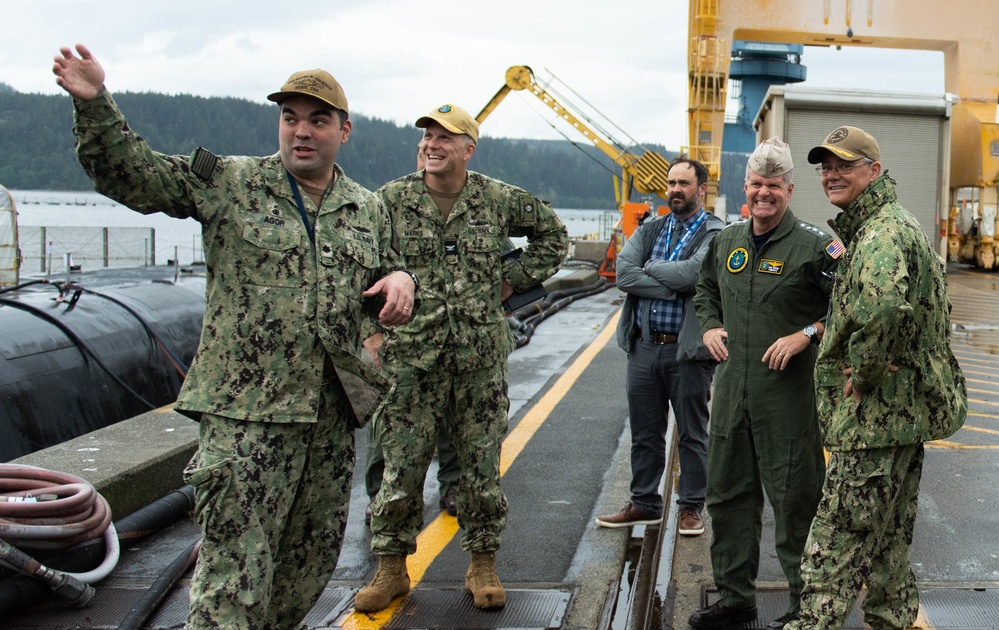 Dvids Images Commander Us Pacific Fleet Visits Trident Refit Facility Bangor Image 4 Of 4 9550