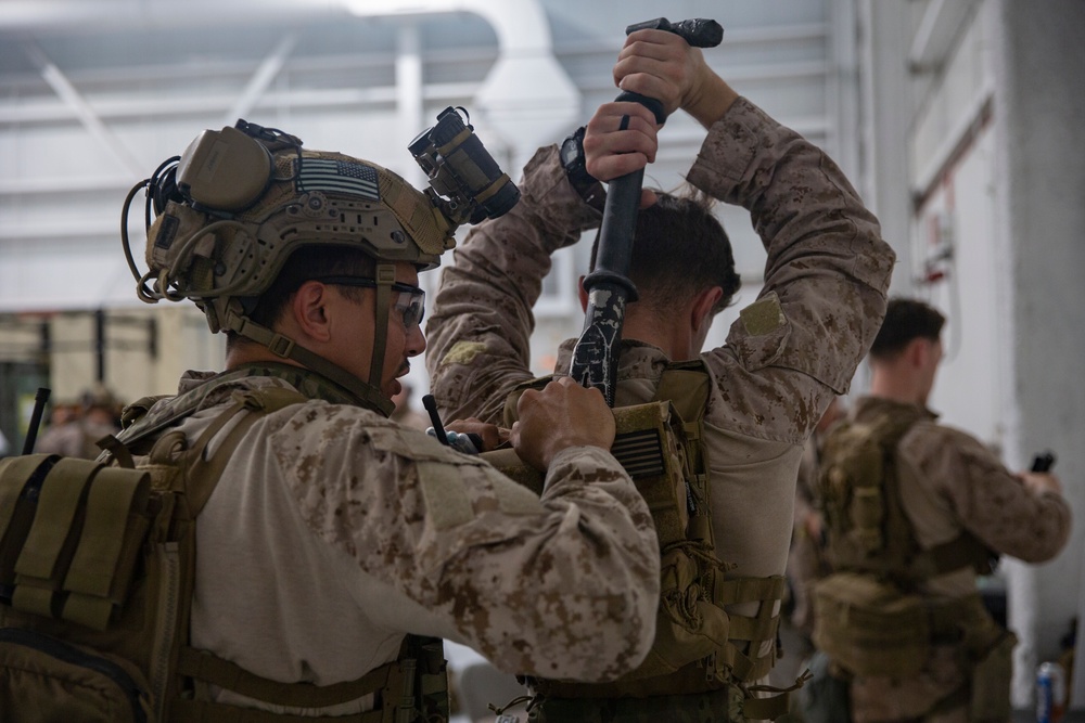 Recon Prepares for a Raid During RUT