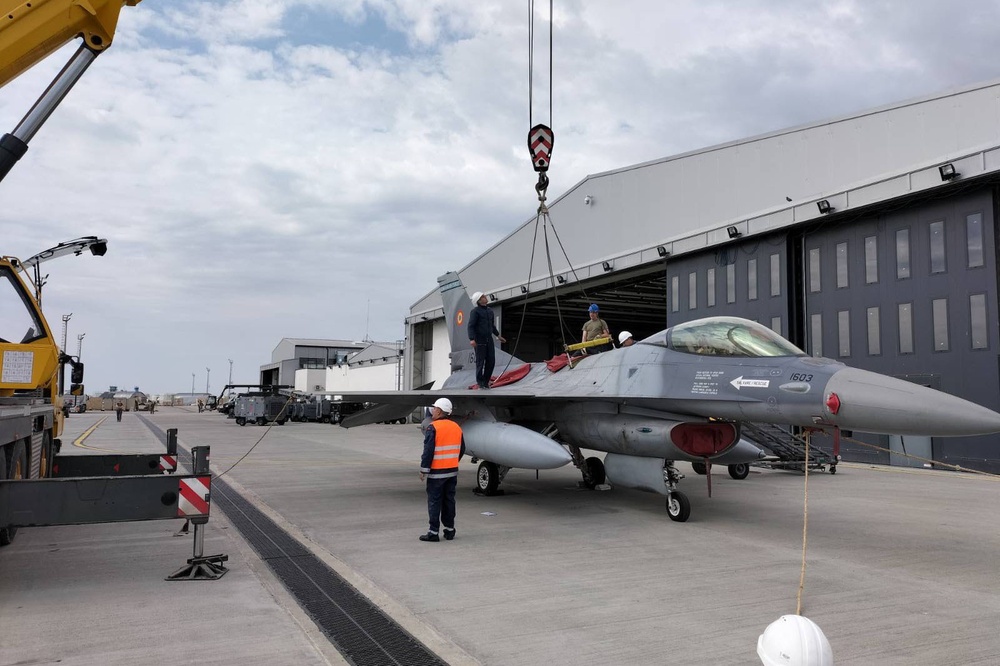 31 MXG trains Romanian maintainers, build friendship