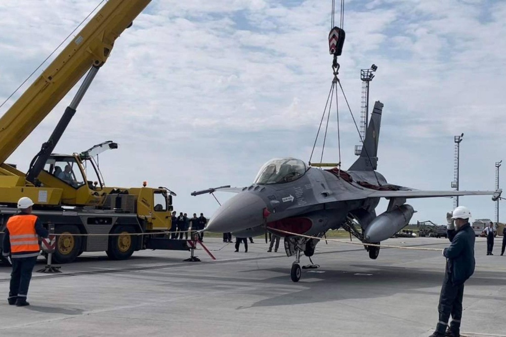 31 MXG trains Romanian maintainers, build friendship