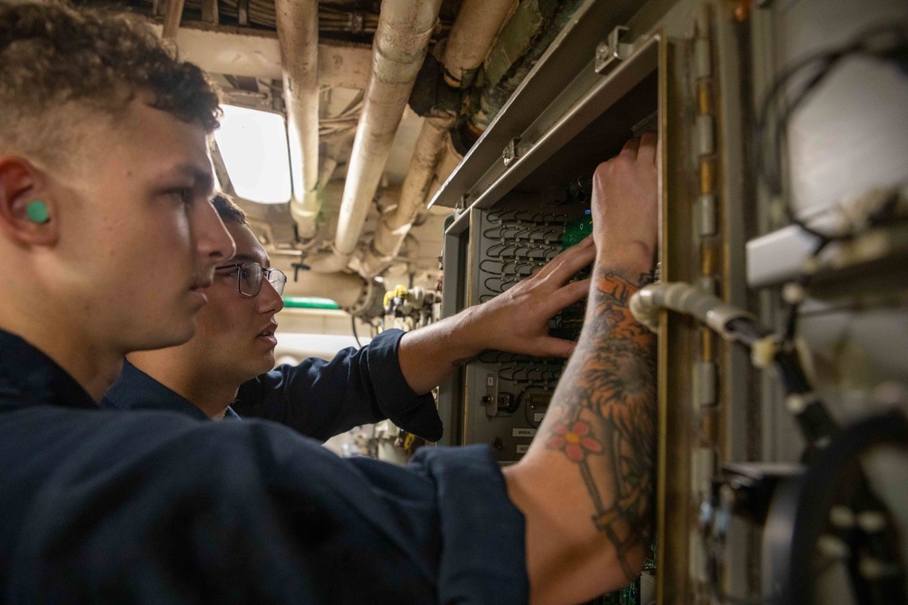 USS San Jacinto sailors conduct maintenance