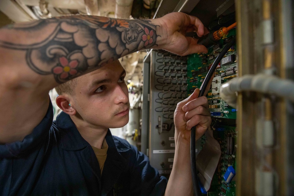 USS San Jacinto sailors conduct maintenance