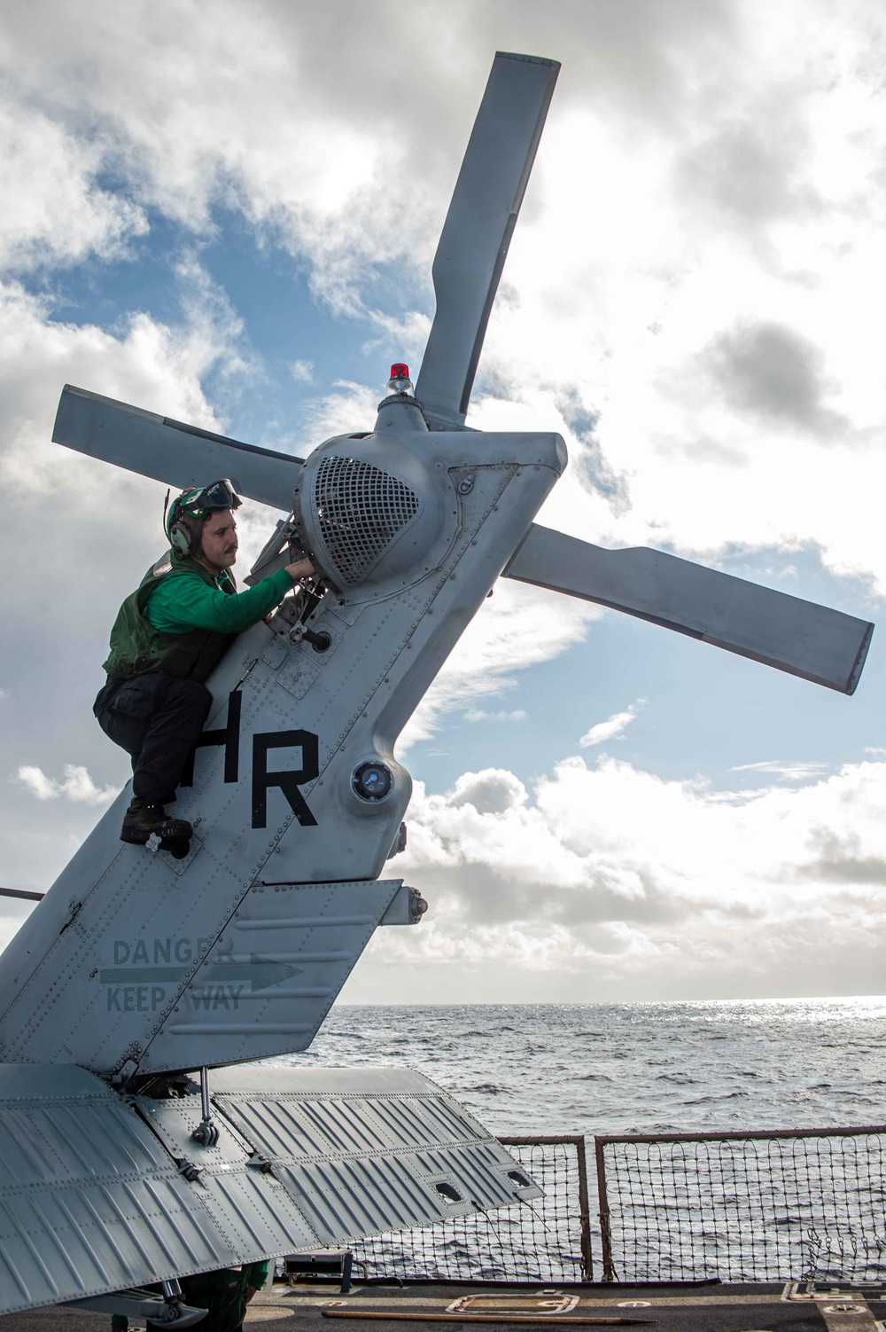 USS Jason Dunham (DDG 109) Conducts Pre-Flight Checks