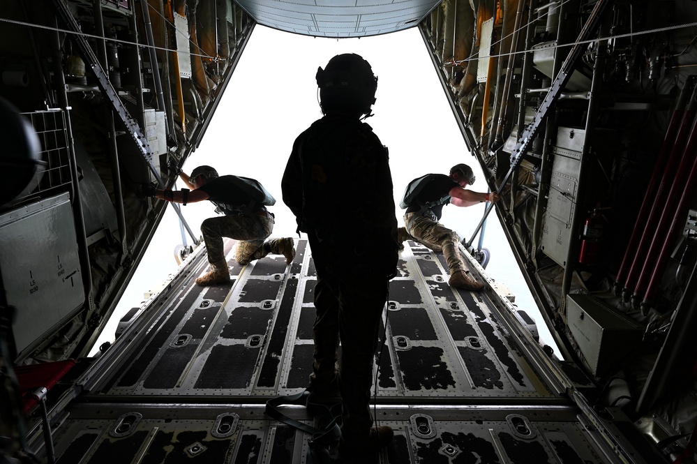 Soldiers conducts airborne operations over Guatemala