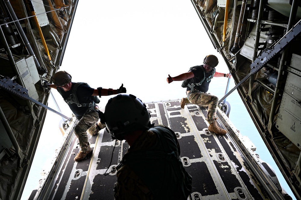 Soldiers conducts airborne operations over Guatemala