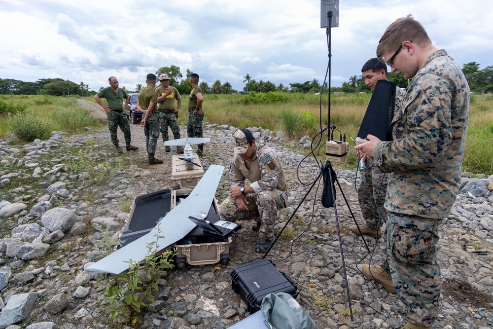 Marine Raiders with SOTF 511.2 and Marines with 3MAW demonstrate SUAS capabilities to AFP