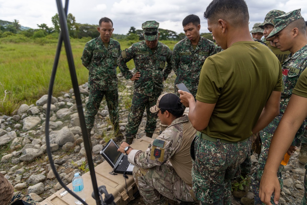 Marine Raiders with SOTF 511.2 demonstrate SUAS capabilities to AFP