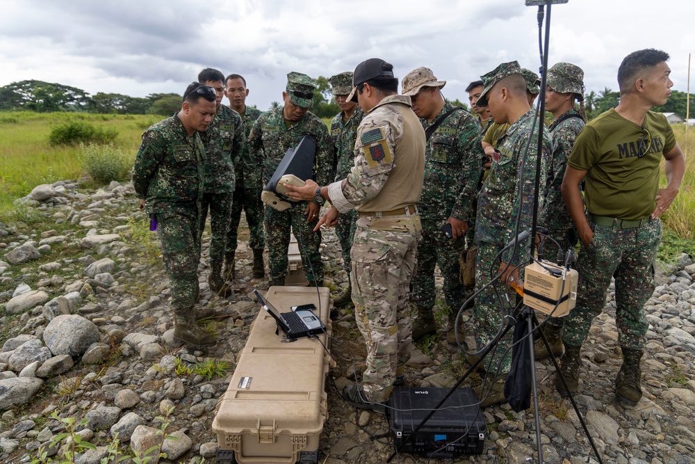 Marine Raiders with SOTF 511.2 demonstrate SUAS capabilities to AFP