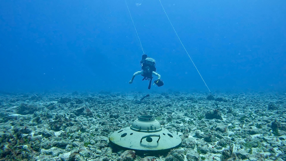 EODMU5 Conducts Underwater Mine Training During Valiant Shield 2022