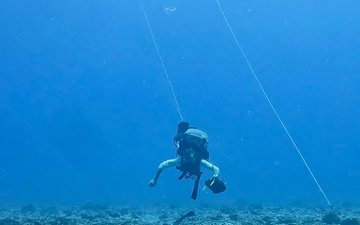 EODMU5 Conducts Underwater Mine Training During Valiant Shield 2022