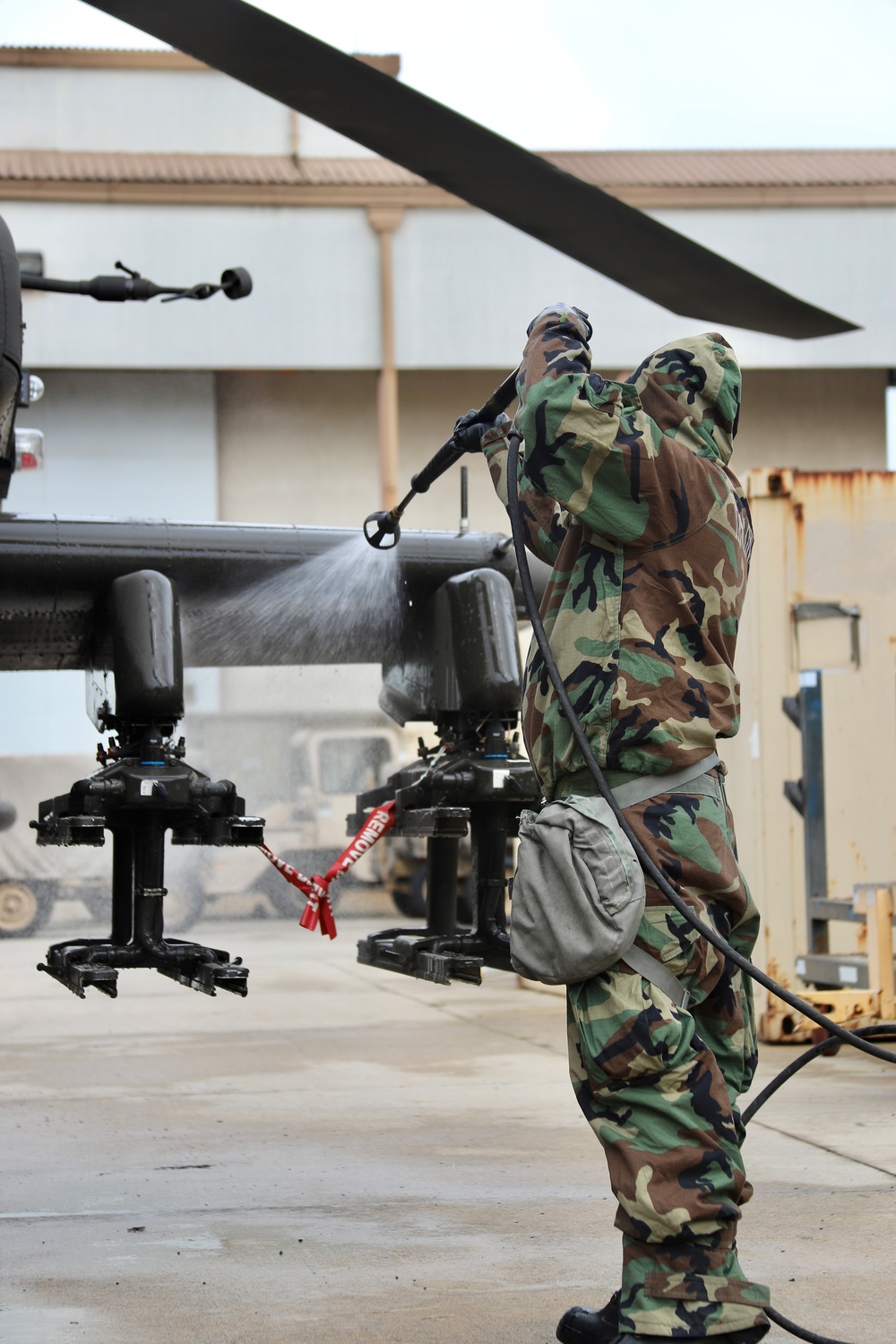 4-2 Attack Battalion Decontaminates Apache