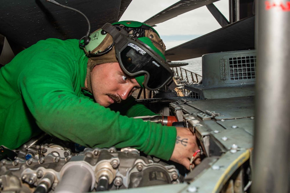 USS Jason Dunham (DDG 109) Conducts Sea Hawk Maintenance