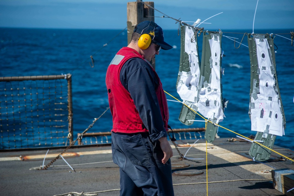 USS Jason Dunham (DDG 109) Conducts a M4 Carbine Qualification