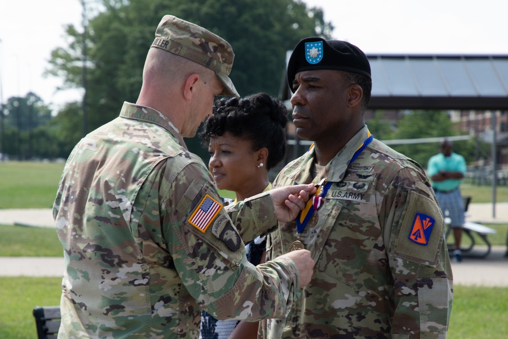 1-222d Aviation Regiment Outgoing Commander Receives Awards!