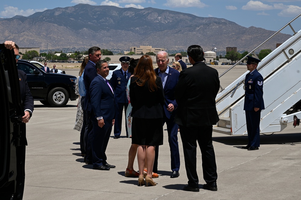 President Biden arrives at Kirtland AFB