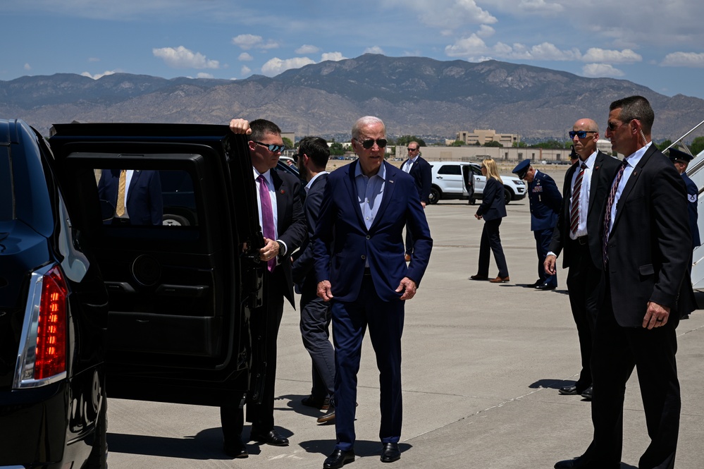 President Biden arrives at Kirtland AFB
