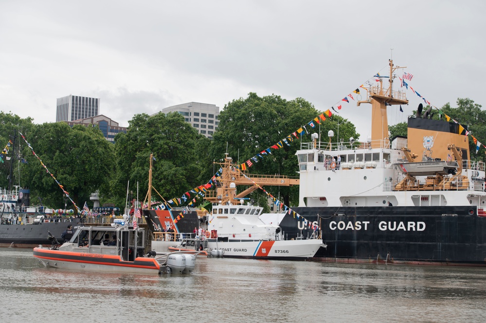 Portland Rose Festival 2022 Coast Guard Search and Rescue Demonstration